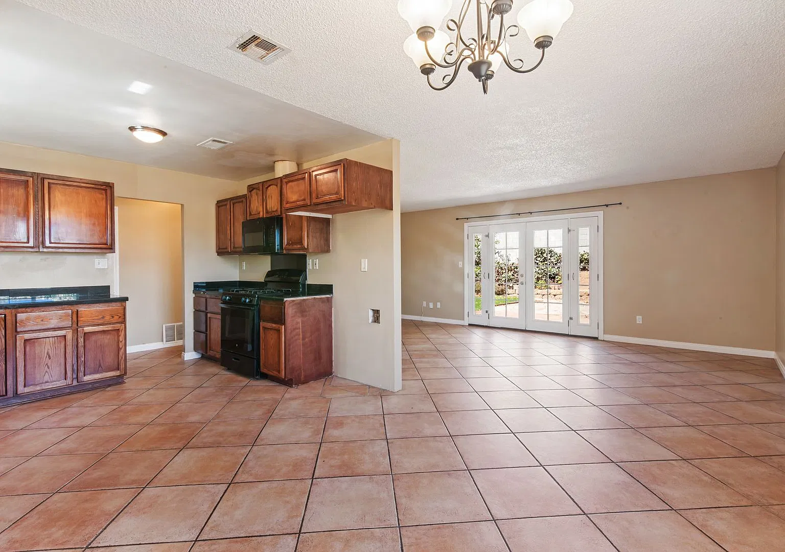 Spacious 4-Bedroom Home — Photo 4