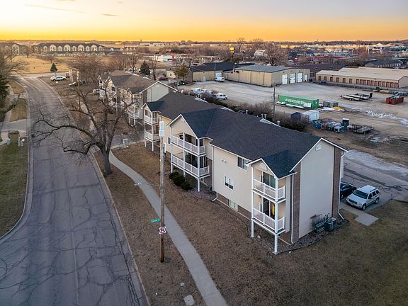 4th image of 215 Jewel Dr #1-8
