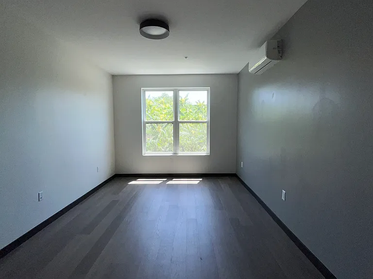 130-132 Mallory Ave #406 — Photo 9