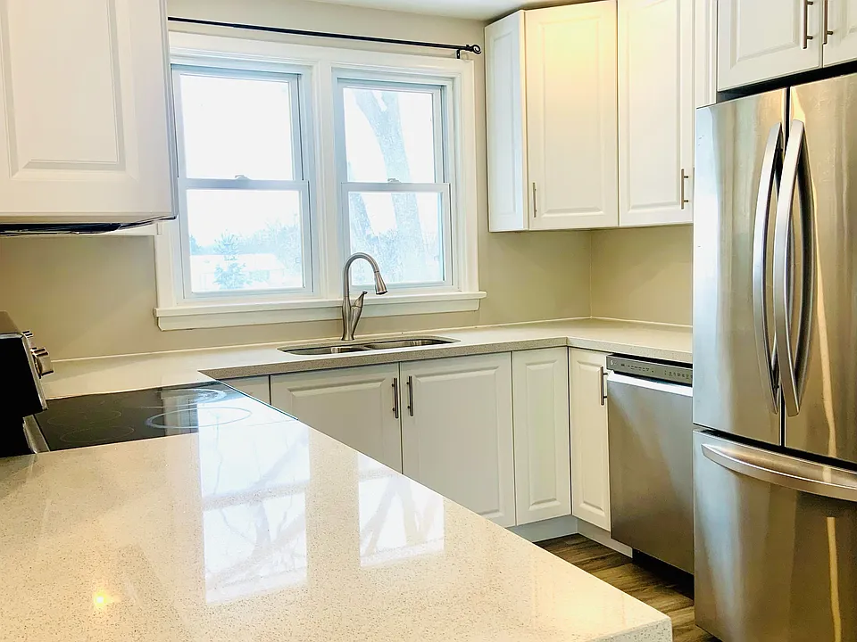513 Rossland Rd E #UPPER