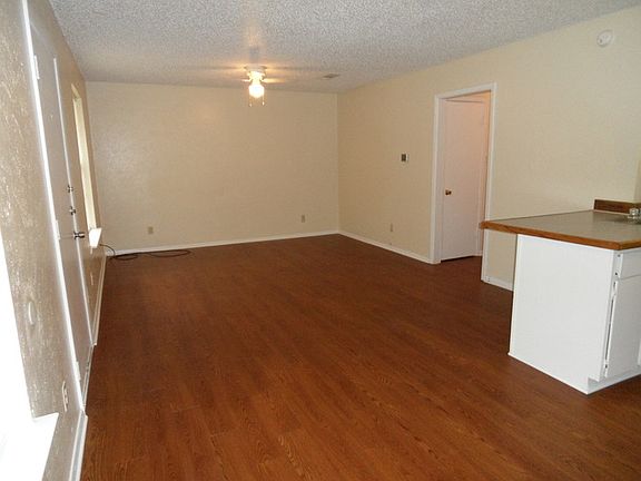 3rd image of 3212 Matthews Dr