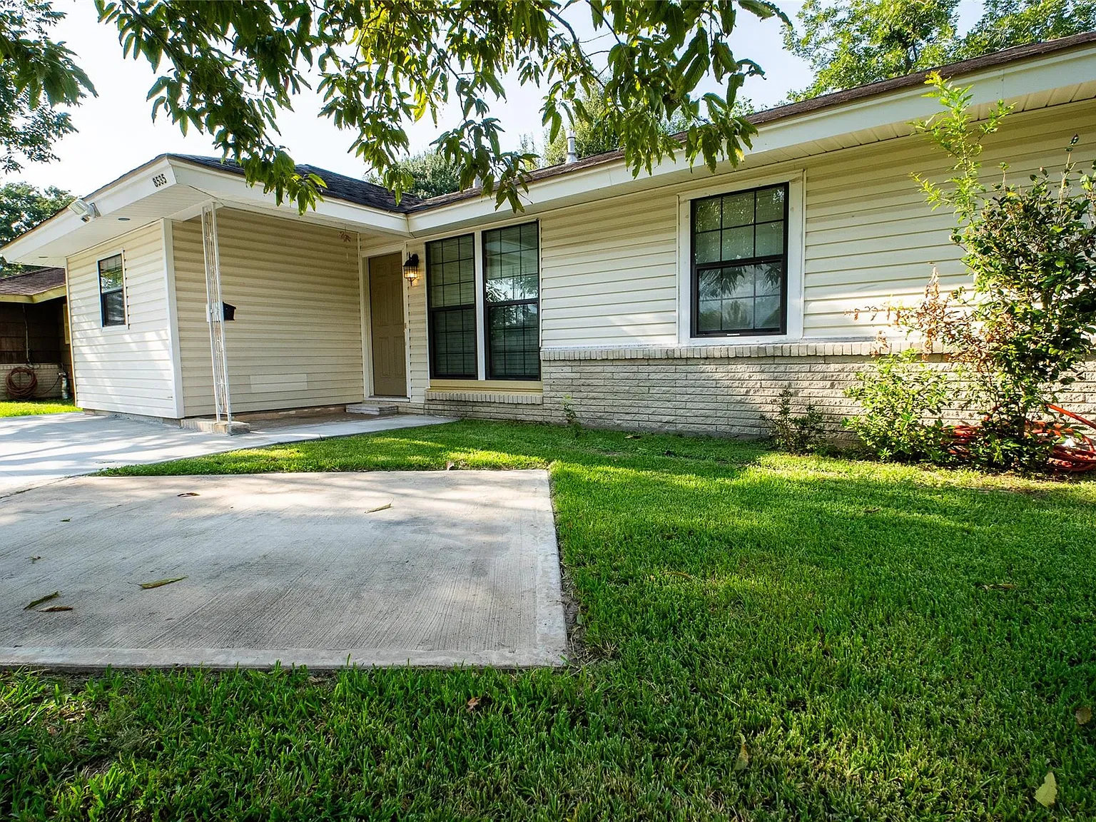 4 bed, 2.0 bath, 1362 sqft, $2,300 — Photo 2