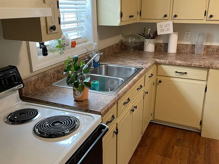 919 College St — Photo 2