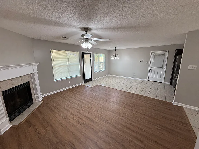 147 Waverly Cir — Photo 3