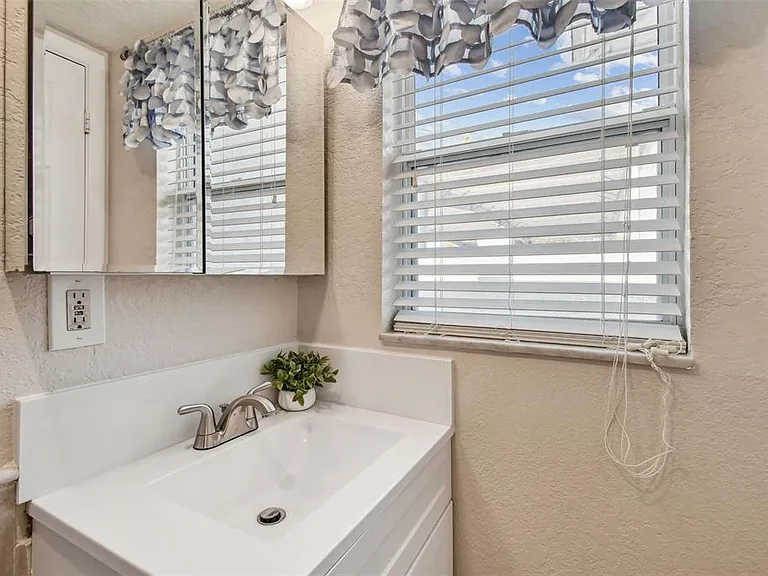 12252 Eldon Dr — Photo 47