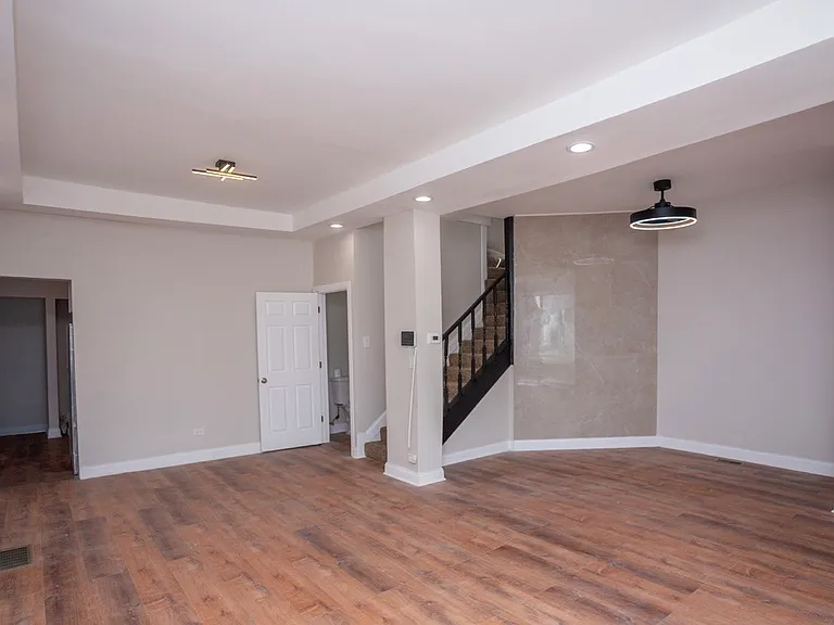 7049 S Kimbark Ave — Photo 2