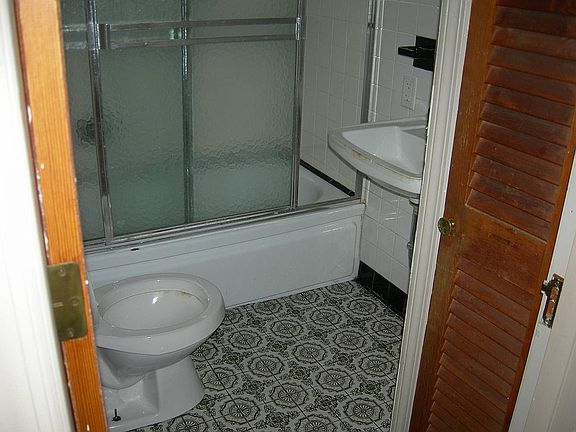 1 st floor bath