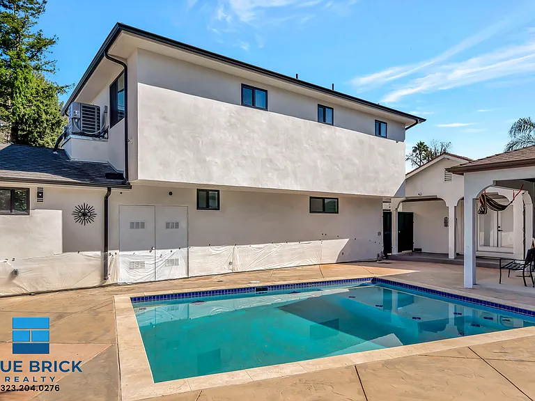 5843 Vanalden Ave — Photo 14