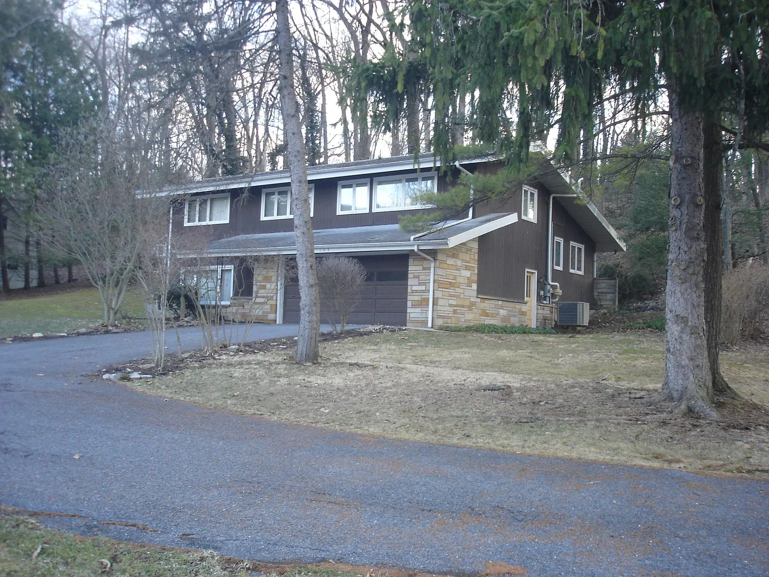 143 Lower Grandview Rd photo 1
