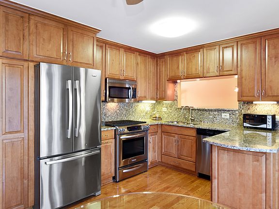 4th image of 3045 N Huntington Dr