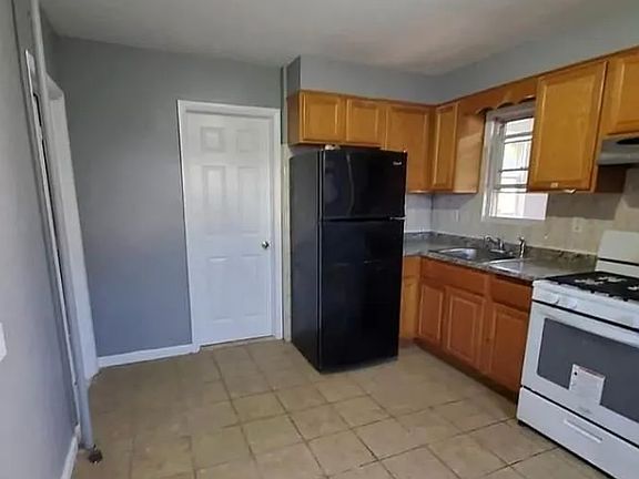 4th image of 118 Summer Ave #1R