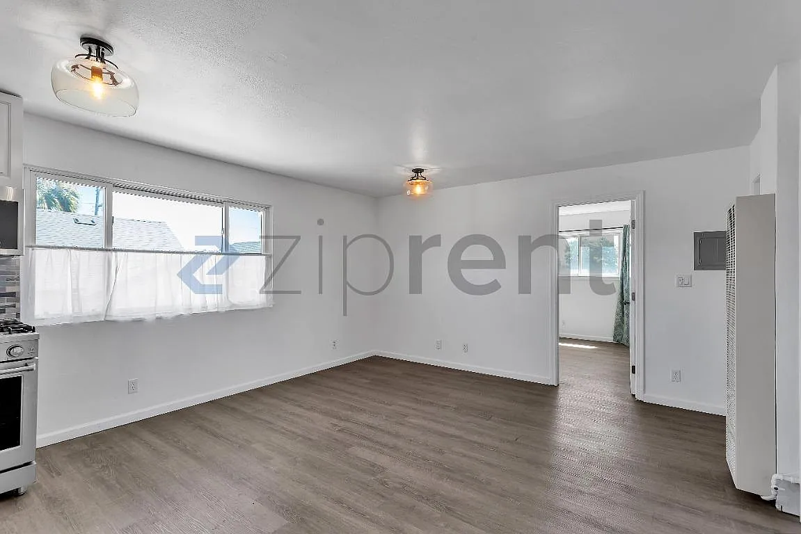3 bed, 810 sqft, $2,375 — Photo 3