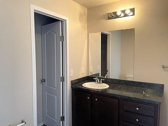 5th image of 4855 Waverly Ct #881