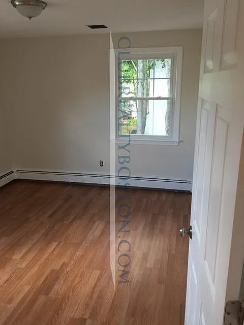 3 bed, 1.0 bath, 1200 sqft, $3,000 — Photo 3