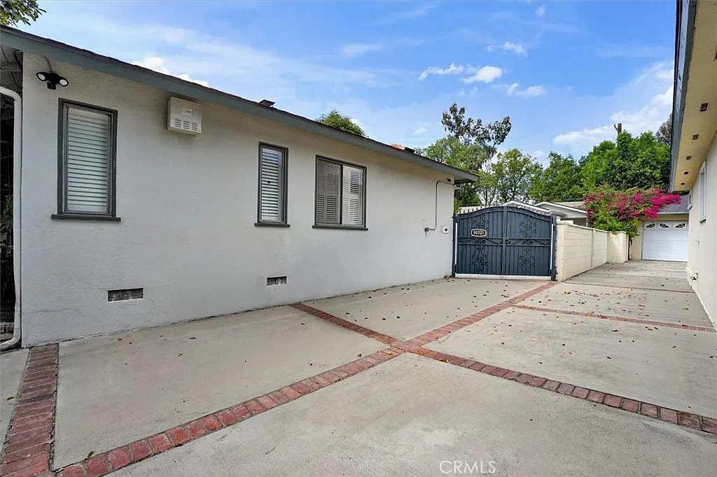 2 bed, 1200 sqft, $3,500 — Photo 2