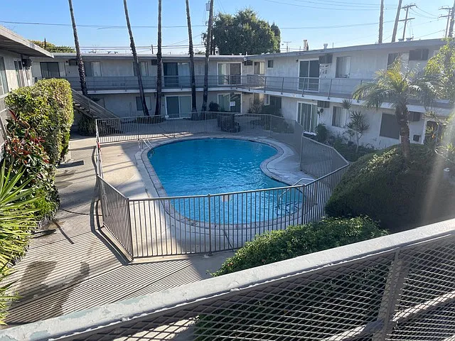 Luau Manor Apartments — Photo 1