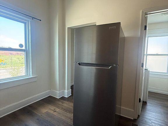 4th image of 275 Parkview Ave #275