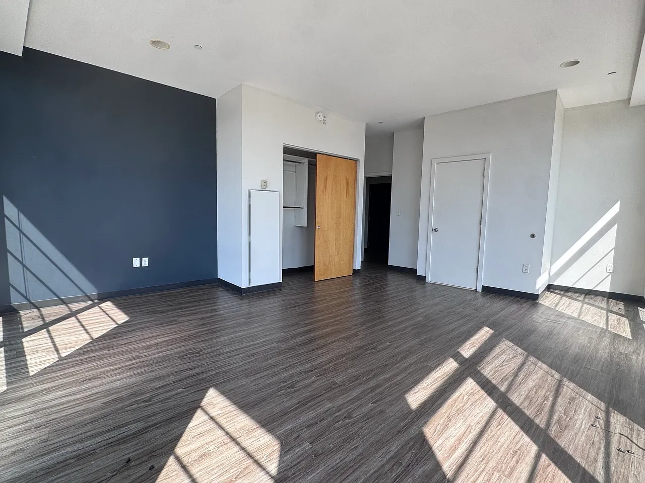 3 bed, 999 sqft, $5,000 — Photo 3