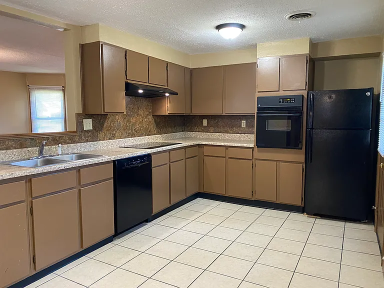 208 E Maiden Ln — Photo 12