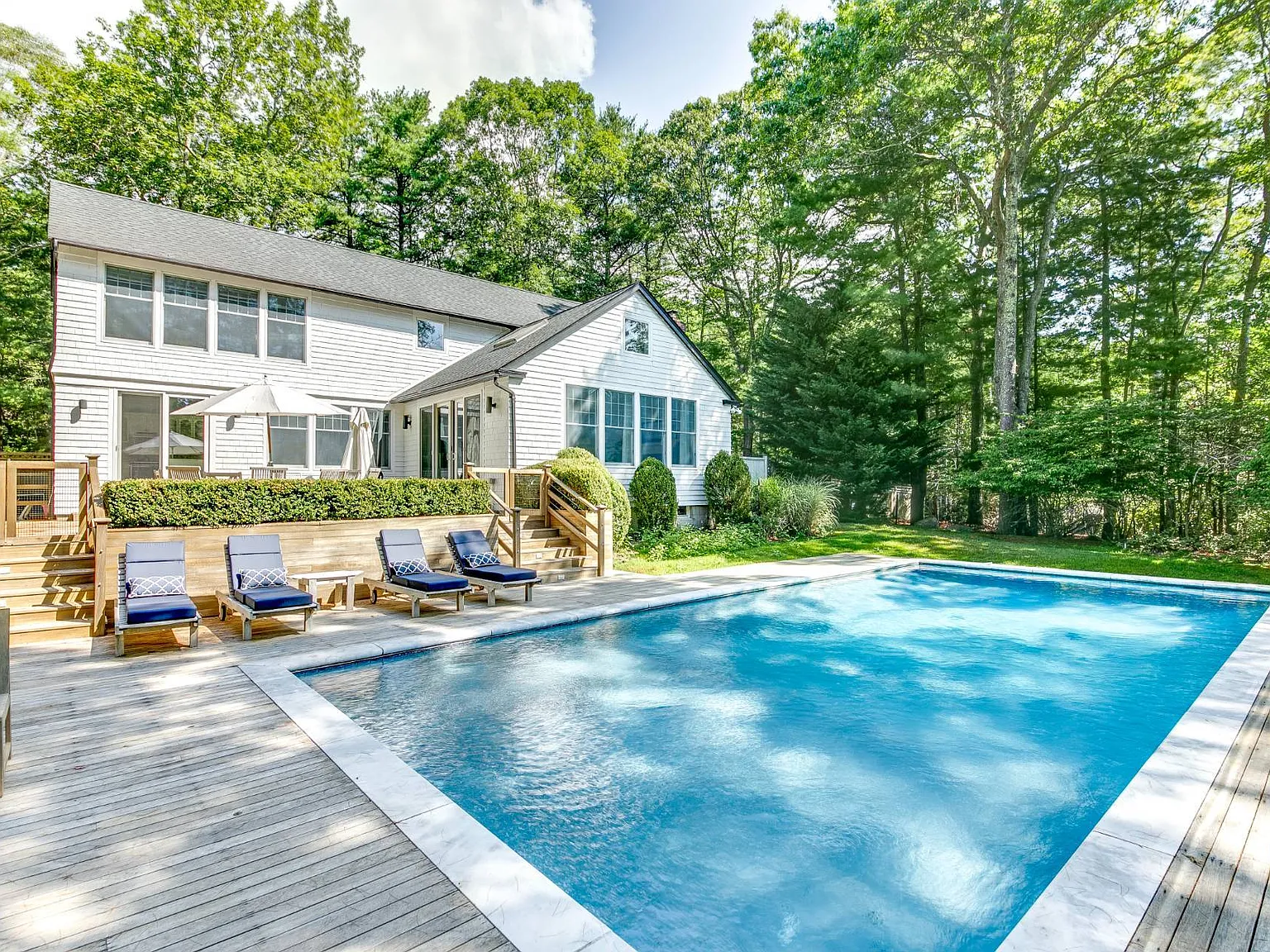 East Hampton-Bright Idyllic Renovated Retreat on 7 acre Reserve — Photo 2