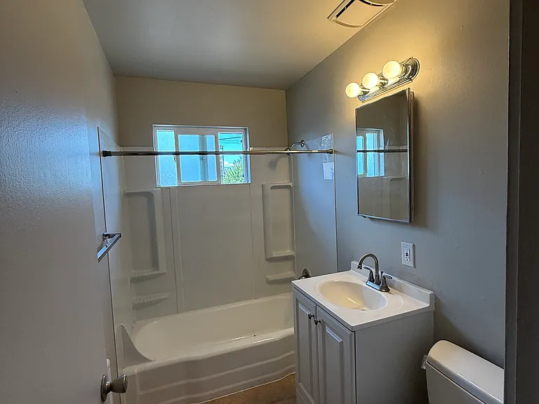 Hall Court Apartments — Photo 10