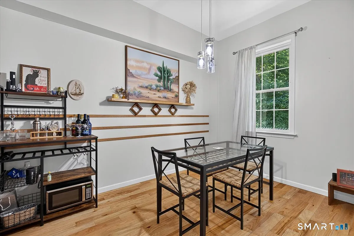 2 bed, 2.5 bath, 4242 sqft, $2,400 — Photo 4