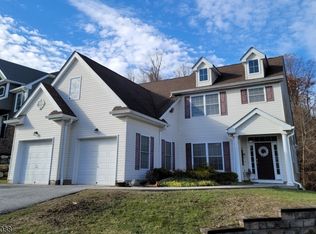17 Bluffs Ct, Hamburg, NJ 07419