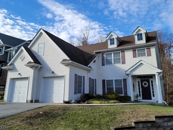 17 Bluffs Ct, Hamburg Boro, NJ 07419