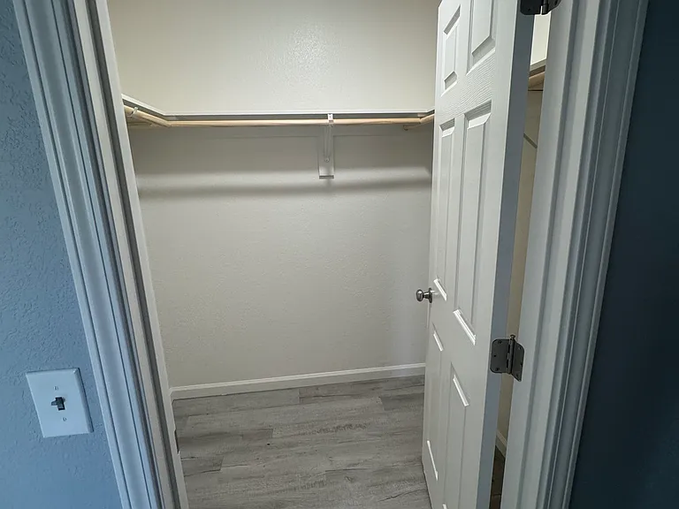 1123 Valerie St — Photo 3