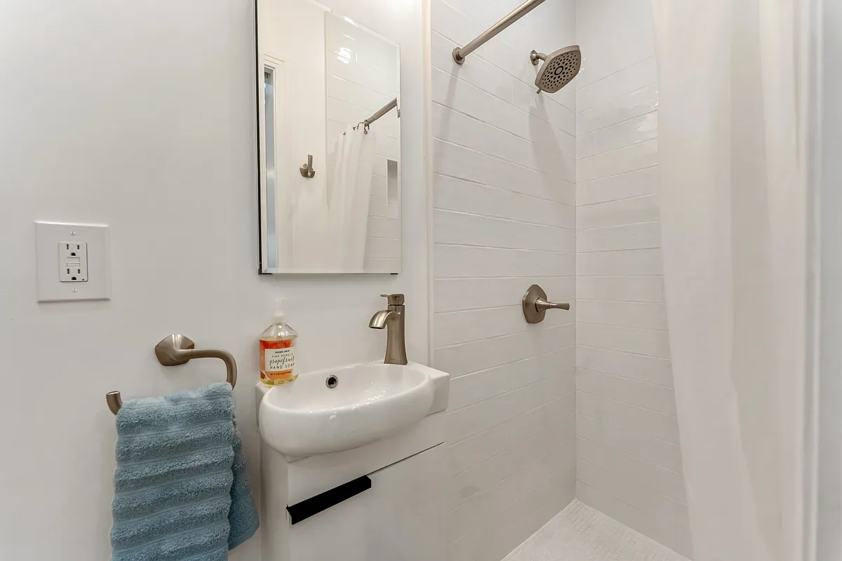 Studio, 200 sqft, $2,895 — Photo 4