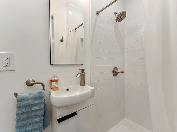 4th image of 2534 Whitney Ave #C