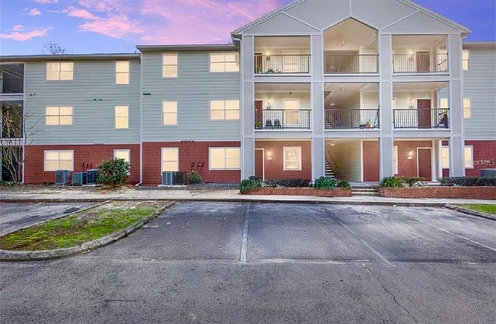 2 bed, 2.0 bath, 888 sqft, $1,490 — Photo 2