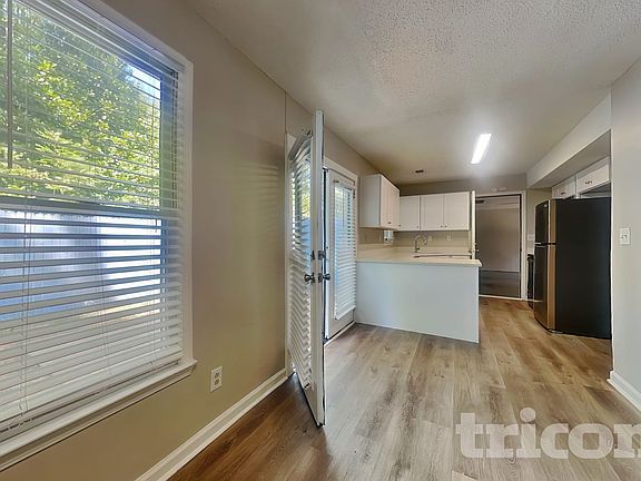 5th image of 39 Pine Grove Cir