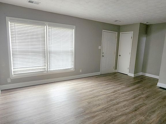 3rd image of 207 Hedgewood Ct