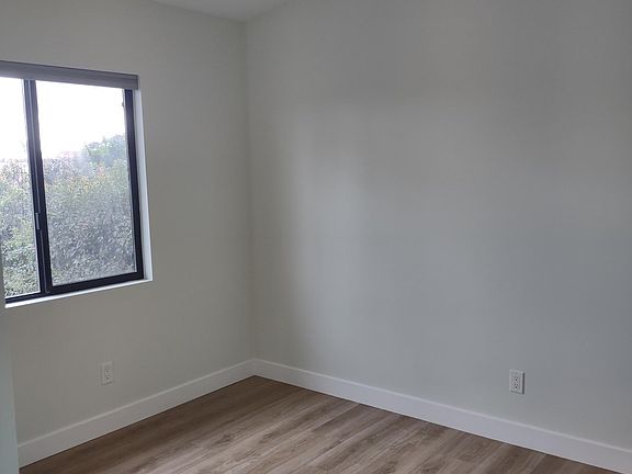4th image of 2833 Howard Ave