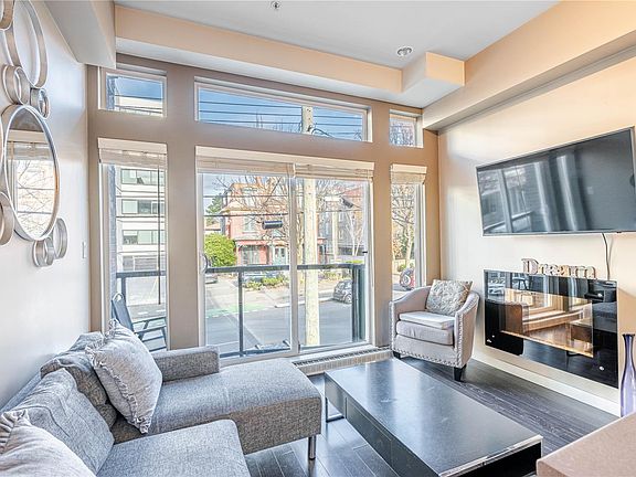 3rd image of 1121 Fort St #203