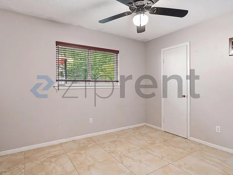 1218 W Donovan St — Photo 12
