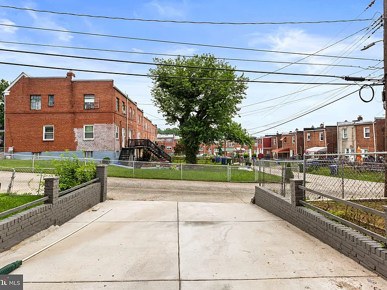 1015 Lyndhurst St — Photo 33