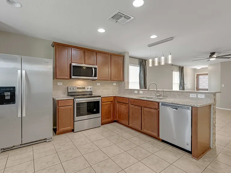 10226 Reyes Hts — Photo 12