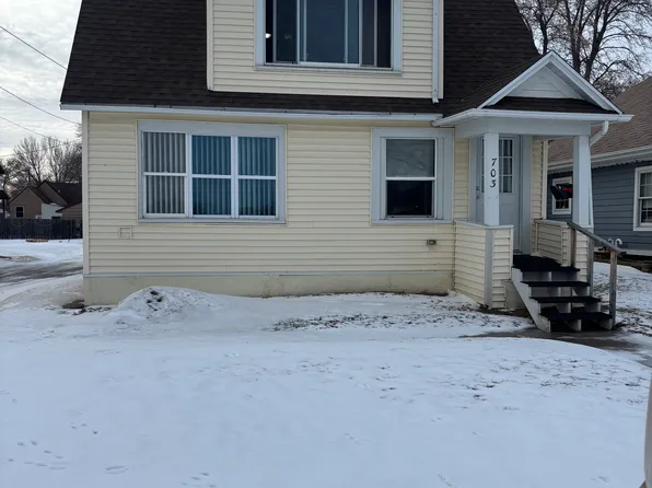 703 7th St NW, Minot, ND 58703