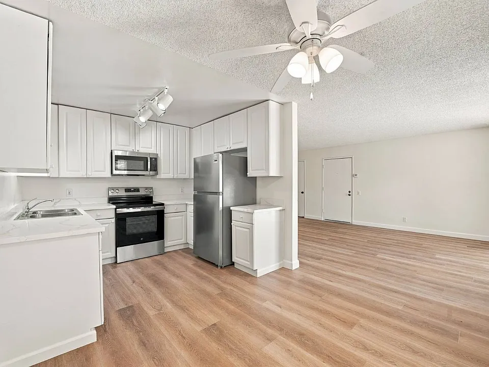117 W Avenida De Los Arboles #165