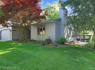 5236 Schlenker Rd, Hamburg, MI 48139