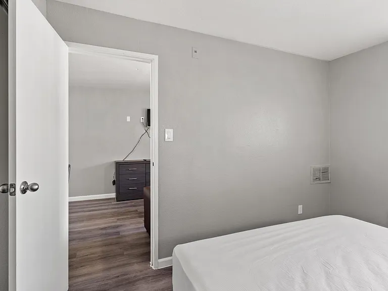3825 Cambridge St — Photo 6