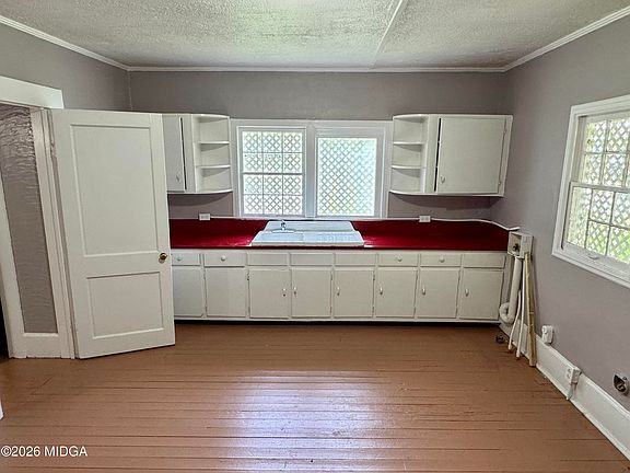4th image of 3767 Fairmont Ave