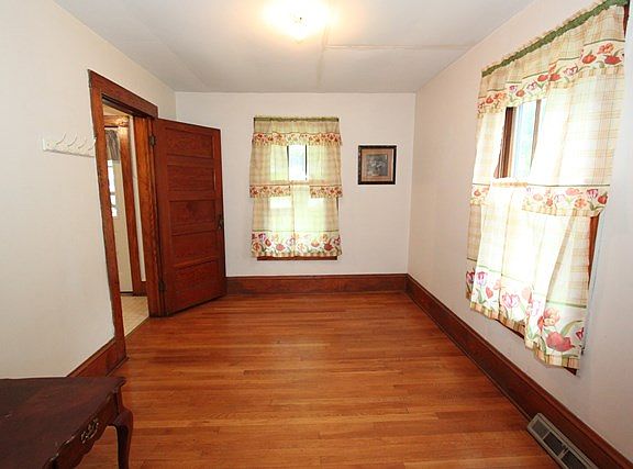 4th image of 255 Cove St