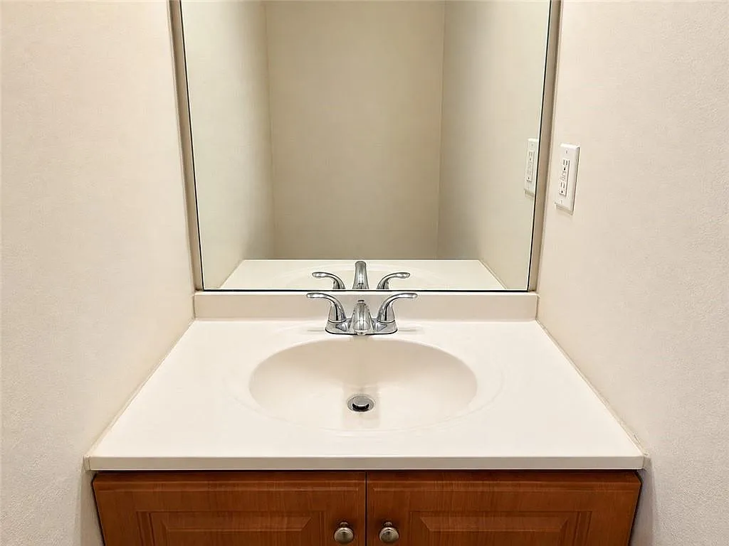 3 bed, 2.5 bath, 1615 sqft, $2,200 — Photo 4