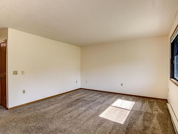 2nd image of 2820 Edgewood Dr #4