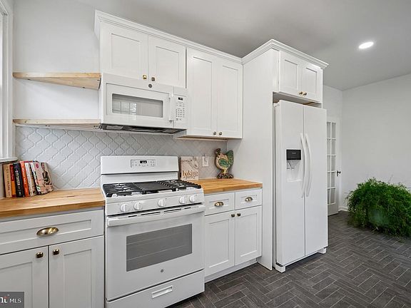 3rd image of 423 E Gorgas Ln