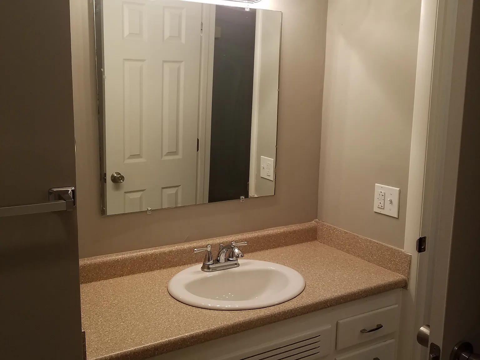 3 bed, 1000 sqft, $1,200 — Photo 2