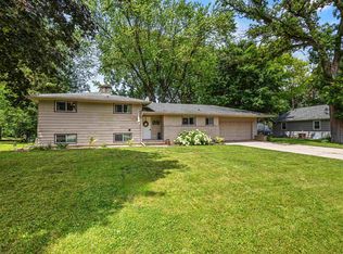 826 Fieldcrest Dr, Neenah, WI 54956